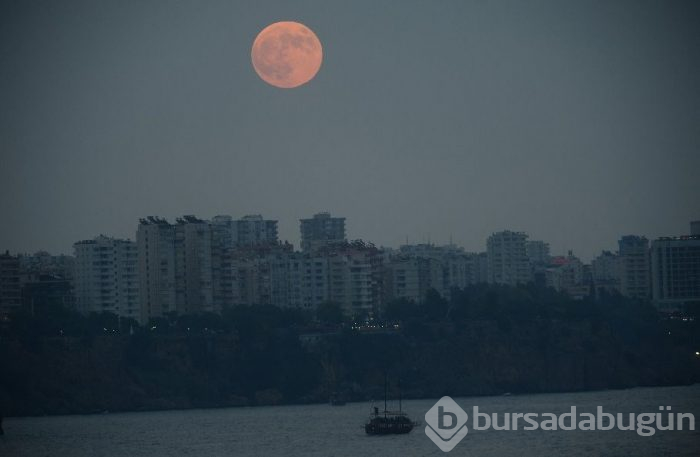 Yüzyılın en uzun Kanlı Ay Tutulması'nı uzaydan fotoğrafladı