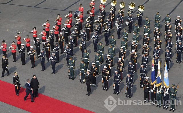 Kim sınırı geçti, iki kore lideri