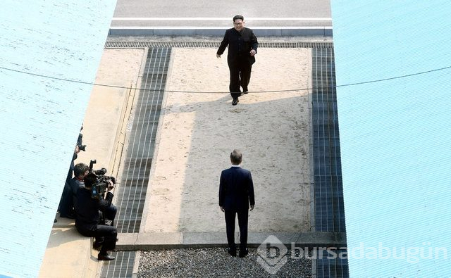 Kim sınırı geçti, iki kore lideri