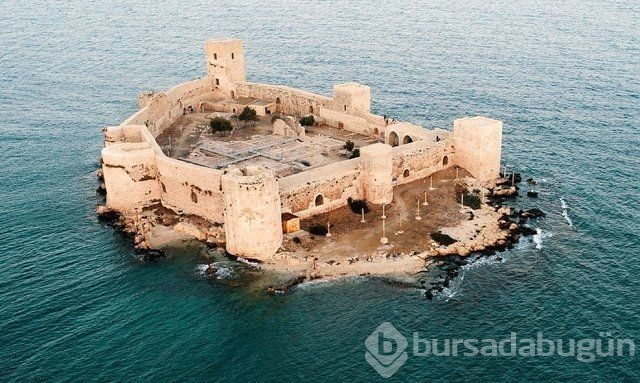 Mersin'de denizin ortasında 2400 yıllık Kızkalesi'nde tarih ve doğayla iç içe tatil