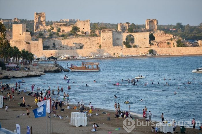 Mersin'de denizin ortasında 2400 yıllık Kızkalesi'nde tarih ve doğayla iç içe tatil