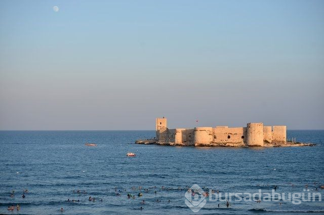 Mersin'de denizin ortasında 2400 yıllık Kızkalesi'nde tarih ve doğayla iç içe tatil