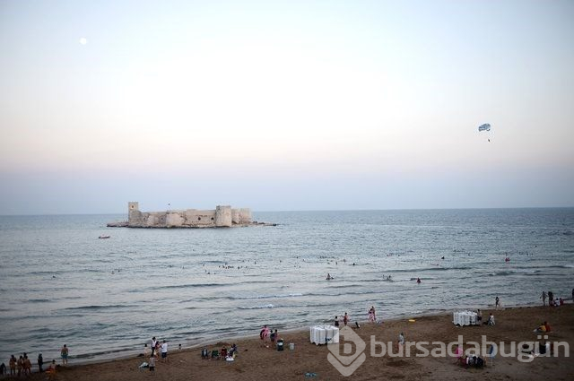 Mersin'de denizin ortasında 2400 yıllık Kızkalesi'nde tarih ve doğayla iç içe tatil