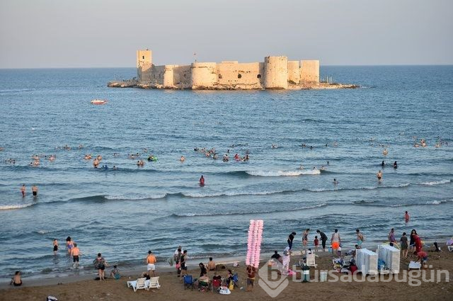 Mersin'de denizin ortasında 2400 yıllık Kızkalesi'nde tarih ve doğayla iç içe tatil