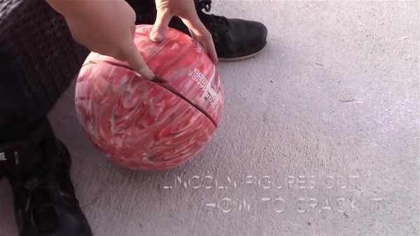 Bowling topunun içinde bakın ne var