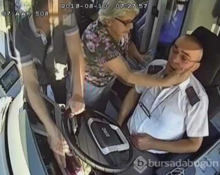 Seyir halinde kalp krizi geçirdi yolcuları indirdi!