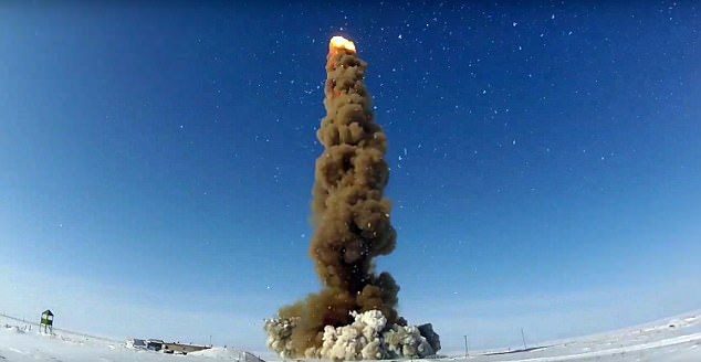 Rusya, yeni bombardıman uçağını tanıttı