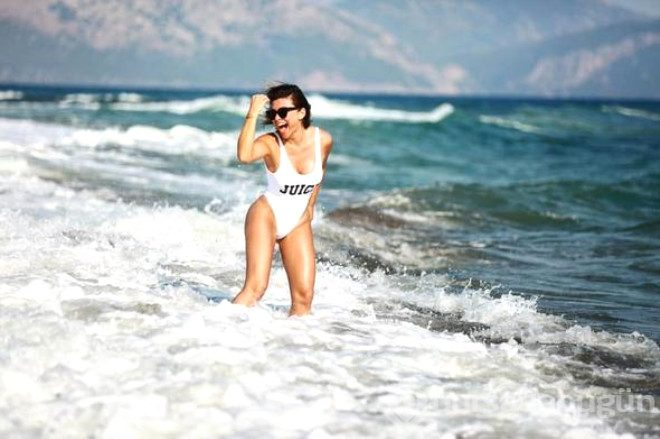 Ünlülerden tatil pozları gelmeye devam ediyor. İşte yürek hoplatan pozlar...