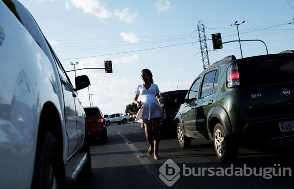 19 yaşında, hamile ve trafikte cam siliyor!
