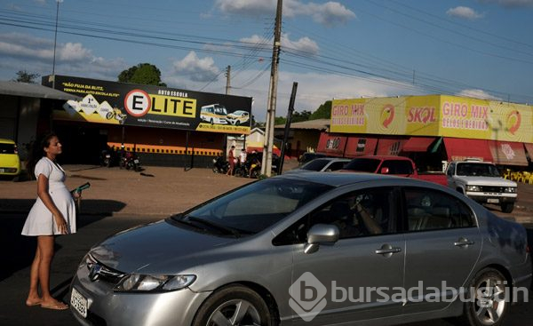 19 yaşında, hamile ve trafikte cam siliyor!
