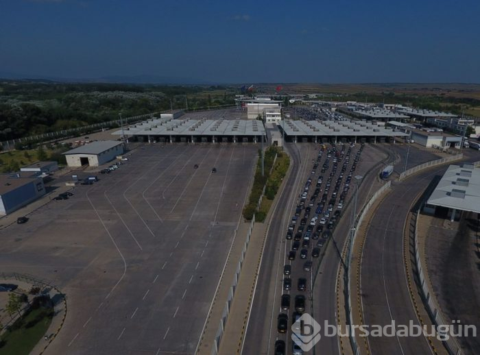 Sınır kapılarında uzun kuyruklar oluştu