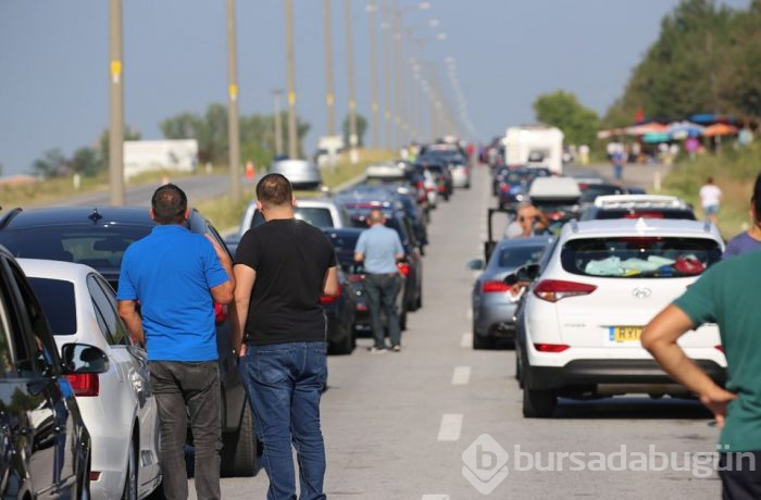 Sınır kapılarında uzun kuyruklar oluştu