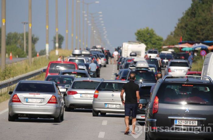 Sınır kapılarında uzun kuyruklar oluştu