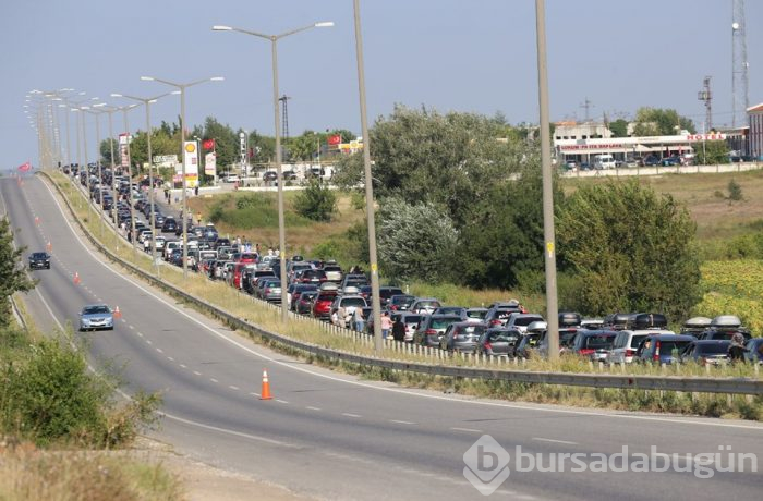Sınır kapılarında uzun kuyruklar oluştu