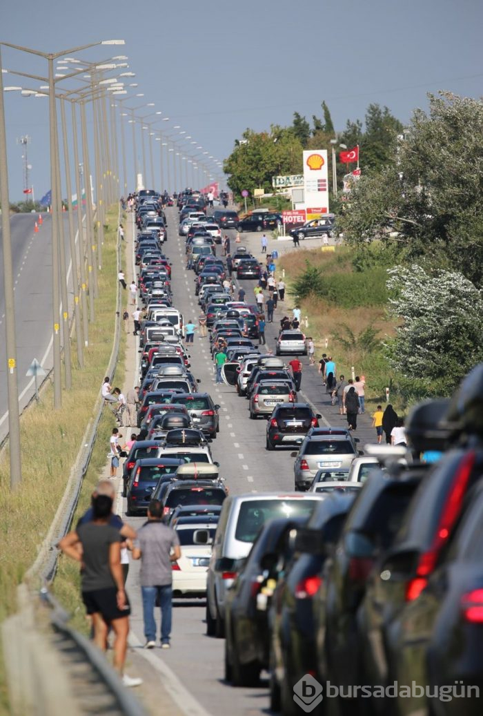 Sınır kapılarında uzun kuyruklar oluştu
