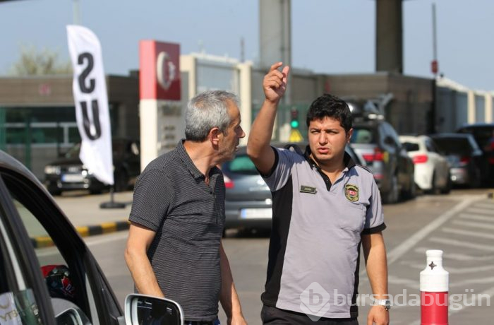 Sınır kapılarında uzun kuyruklar oluştu