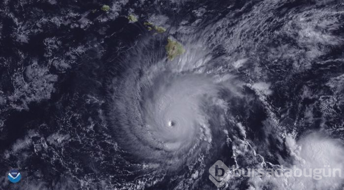 Hawaii'yi tropik fırtına vurdu
