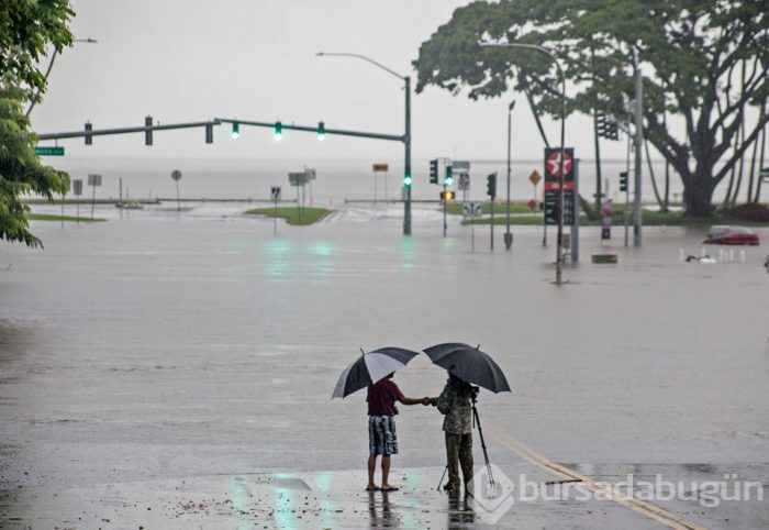 Hawaii'yi tropik fırtına vurdu