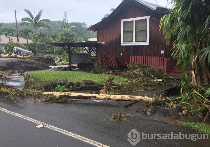 Hawaii'yi tropik fırtına vurdu