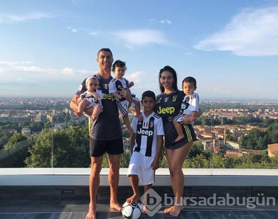Cristiano Ronaldo'nun galibiyet sevinci: Ailesine Juventus forması giydirdi