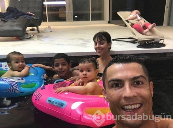 Cristiano Ronaldo'nun galibiyet sevinci: Ailesine Juventus forması giydirdi