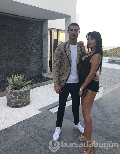 Cristiano Ronaldo'nun galibiyet sevinci: Ailesine Juventus forması giydirdi