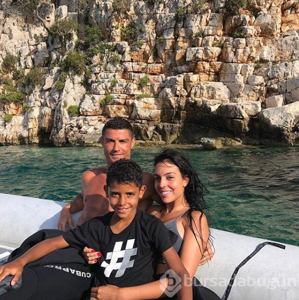 Cristiano Ronaldo'nun galibiyet sevinci: Ailesine Juventus forması giydirdi