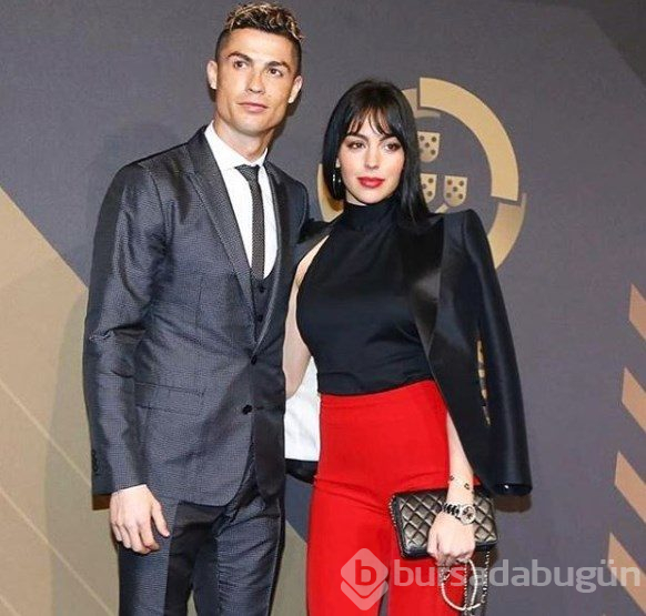 Cristiano Ronaldo'nun galibiyet sevinci: Ailesine Juventus forması giydirdi