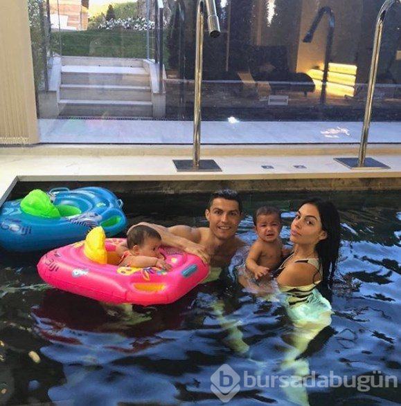 Cristiano Ronaldo'nun galibiyet sevinci: Ailesine Juventus forması giydirdi