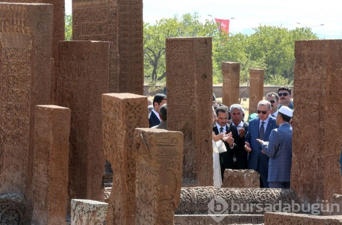 Cumhurbaşkanı Erdoğan Selçuklu Meydan Mezarlığı'nı ziyaret etti