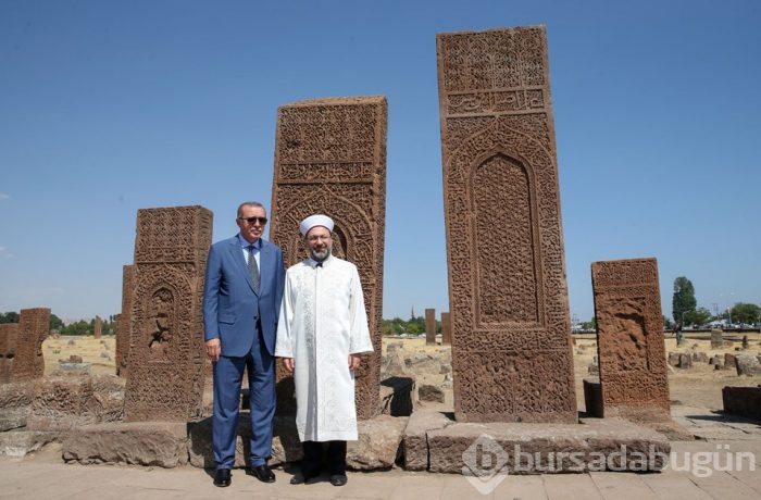 Cumhurbaşkanı Erdoğan Selçuklu Meydan Mezarlığı'nı ziyaret etti
