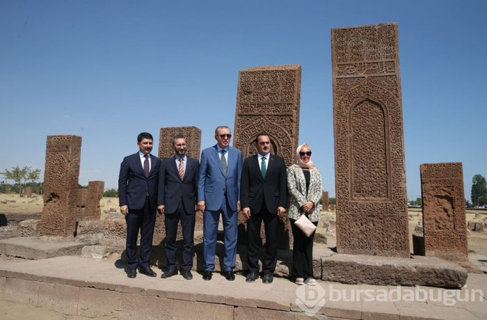Cumhurbaşkanı Erdoğan Selçuklu Meydan Mezarlığı'nı ziyaret etti