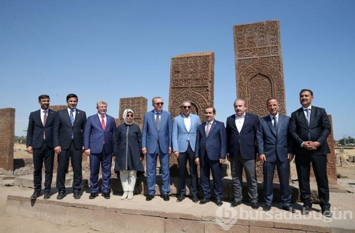 Cumhurbaşkanı Erdoğan Selçuklu Meydan Mezarlığı'nı ziyaret etti