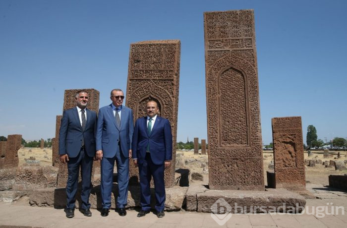 Cumhurbaşkanı Erdoğan Selçuklu Meydan Mezarlığı'nı ziyaret etti