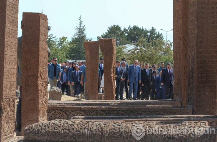 Cumhurbaşkanı Erdoğan Selçuklu Meydan Mezarlığı'nı ziyaret etti