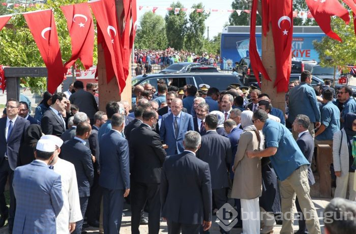 Cumhurbaşkanı Erdoğan Selçuklu Meydan Mezarlığı'nı ziyaret etti