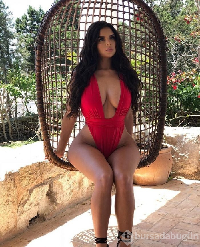 Demi Rose şaşırtan pozlar vermeye devam ediyor
