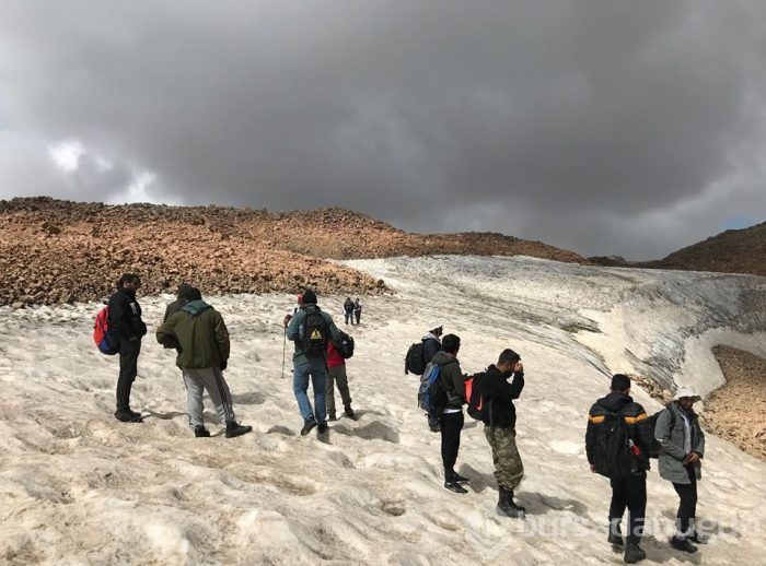 Van Gölü için Süphan'a tırmandılar, İngiliz uçağının parçalarını buldular