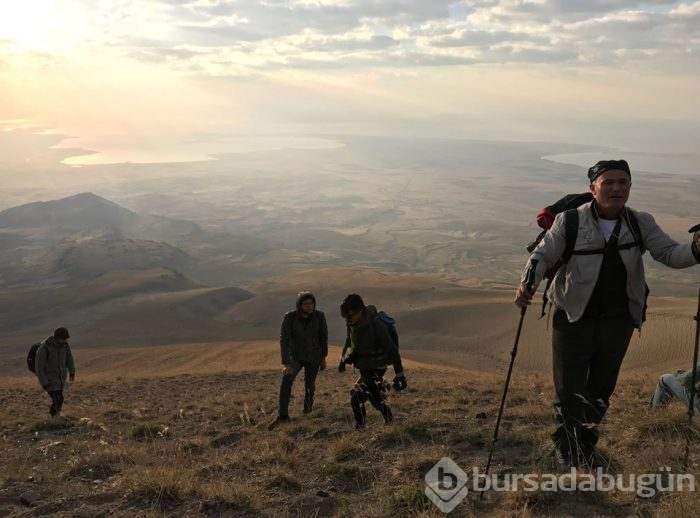 Van Gölü için Süphan'a tırmandılar, İngiliz uçağının parçalarını buldular