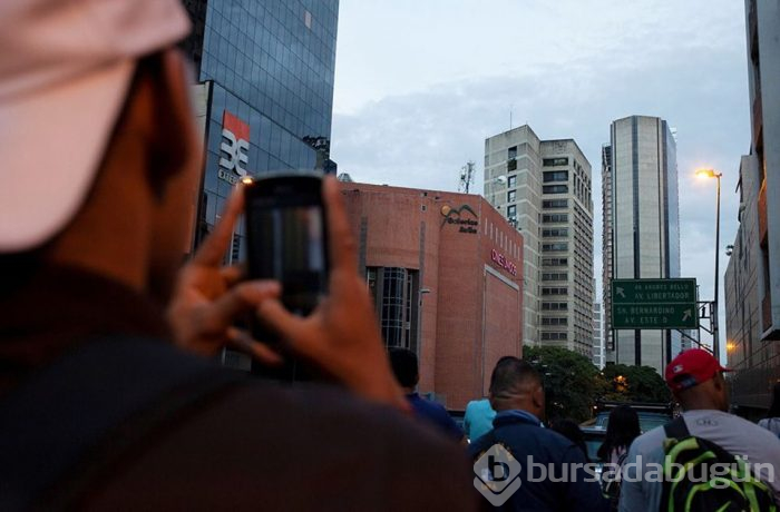 Venezuela'da 7,3'lük deprem gökdeleni eğdi