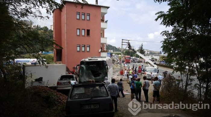 Trabzon'da lastiği patlayan araç tur otobüsüne çarptı