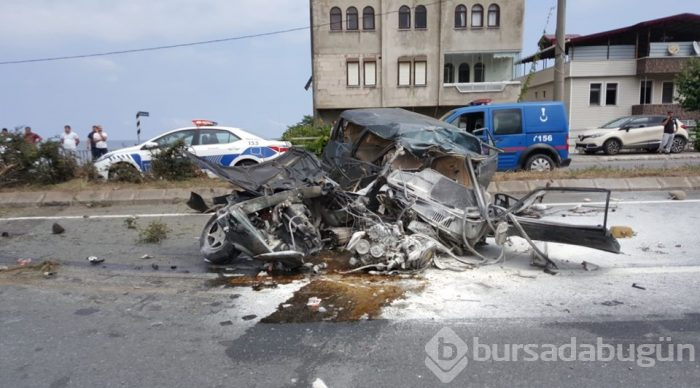 Trabzon'da lastiği patlayan araç tur otobüsüne çarptı