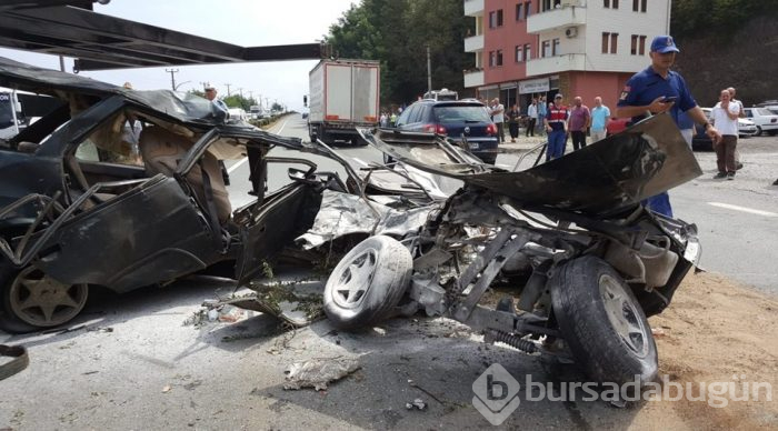Trabzon'da lastiği patlayan araç tur otobüsüne çarptı