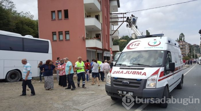 Trabzon'da lastiği patlayan araç tur otobüsüne çarptı