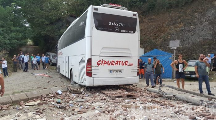 Trabzon'da lastiği patlayan araç tur otobüsüne çarptı
