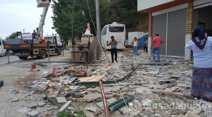 Trabzon'da lastiği patlayan araç tur otobüsüne çarptı