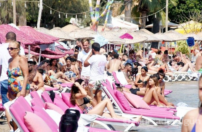 Bodrum'a 330 bin araç, 264 özel jet ve 1955 uçakla geldiler