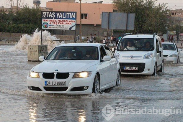 Su borusu patladı, ilçe göle döndü