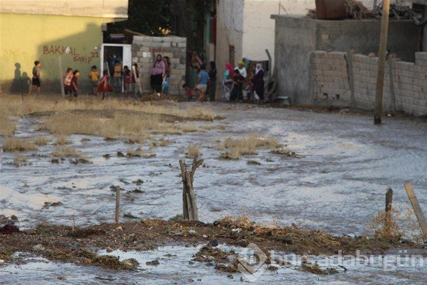 Su borusu patladı, ilçe göle döndü