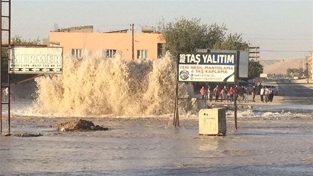 Su borusu patladı, ilçe göle döndü